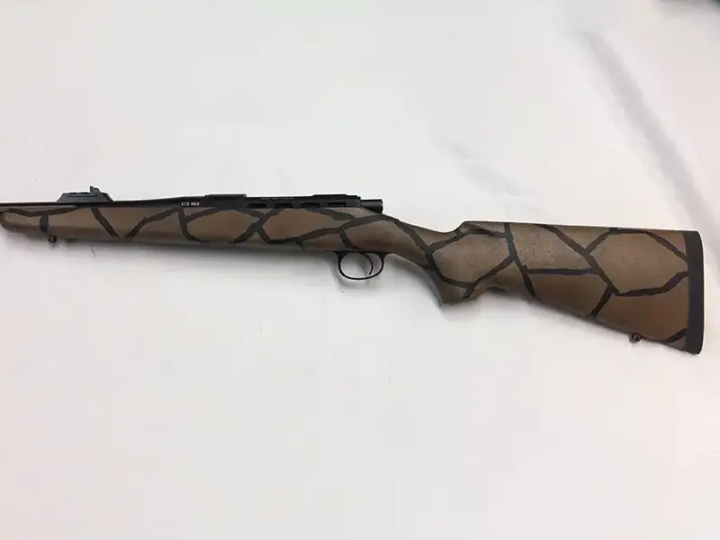 Giraffe with black on flat dark earth; two-tone fluted barrel